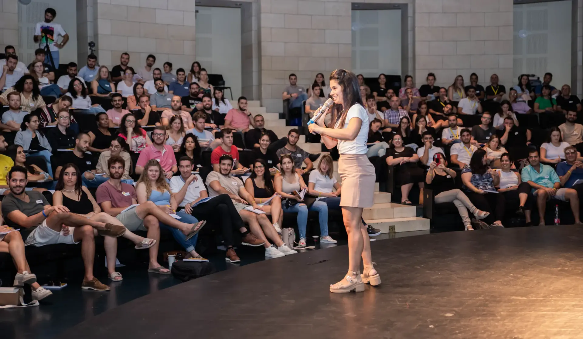 רותם גולן מול קהל המשקיעים בכנס של הורייזן